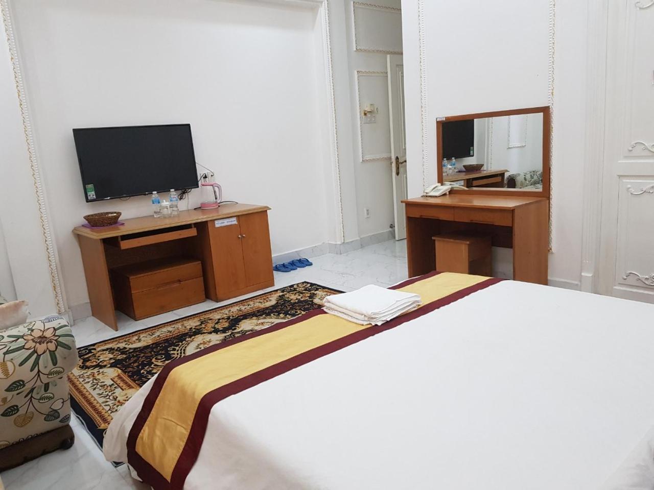Kim Cuong - Hotel Near Tan Son Nhat Airport Хошимин Екстериор снимка